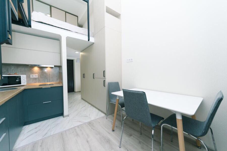 Studiia na Beresteiskoi - Housity