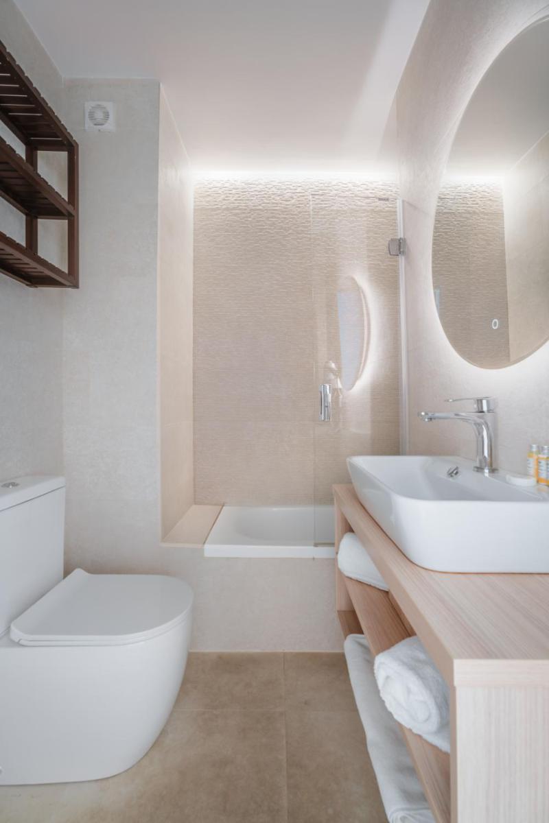 Un baño de Portomar Apartments - 4-Star Superior Hotel