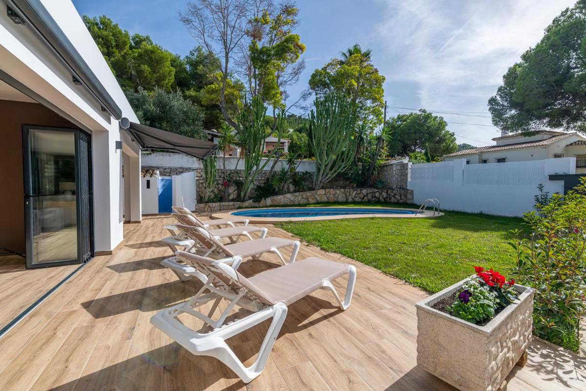 Modern Fully Renovated Villa, Just a 5 Minute Drive From The Beach - Housity