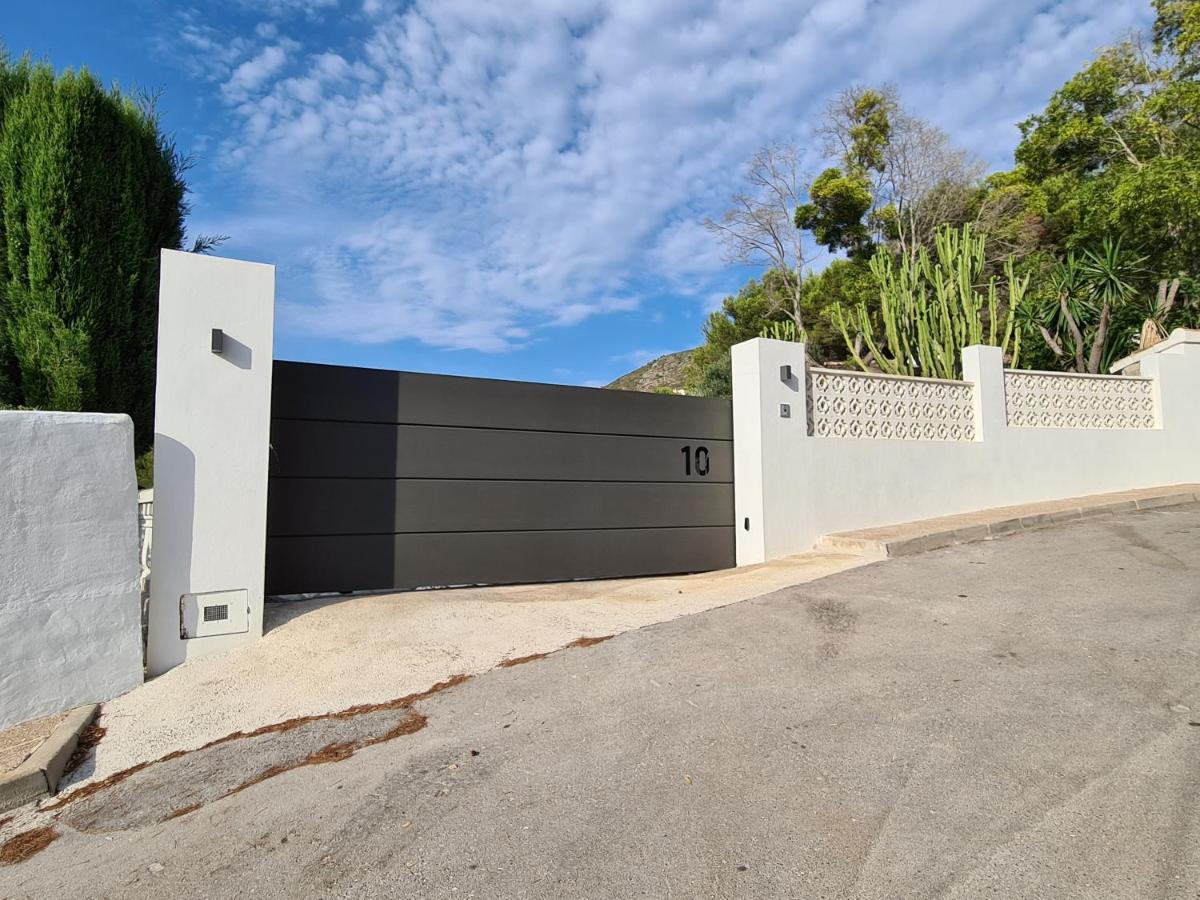 Modern Fully Renovated Villa, Just a 5 Minute Drive From The Beach - Housity