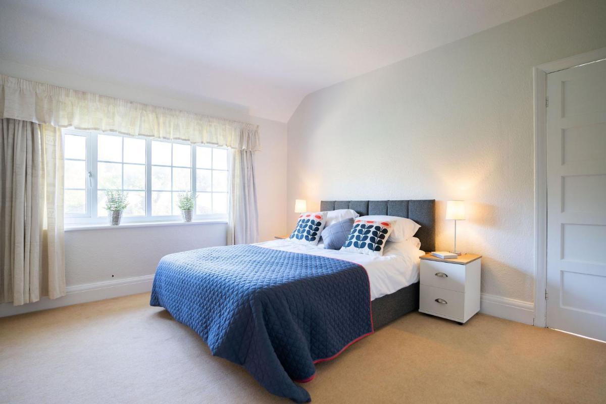 Beautiful detached home in quaint village setting - Housity