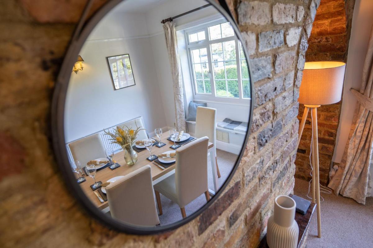 Beautiful detached home in quaint village setting - Housity