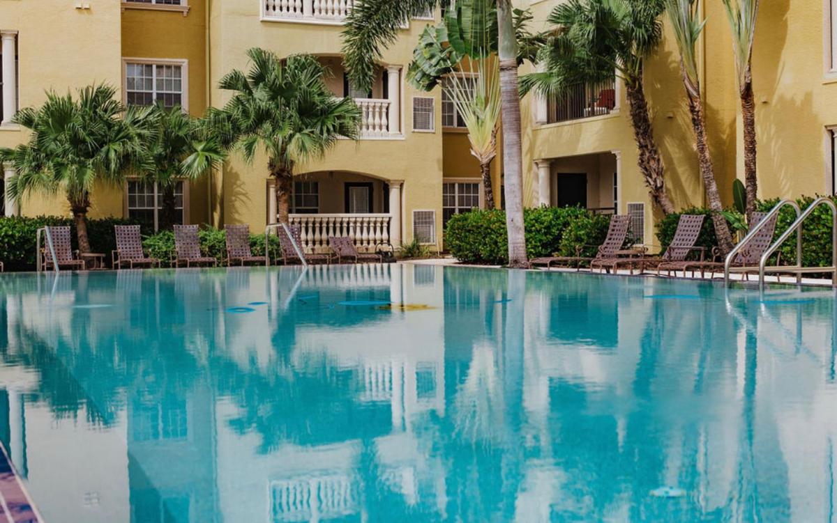Luxurious Condo By The Water - Housity