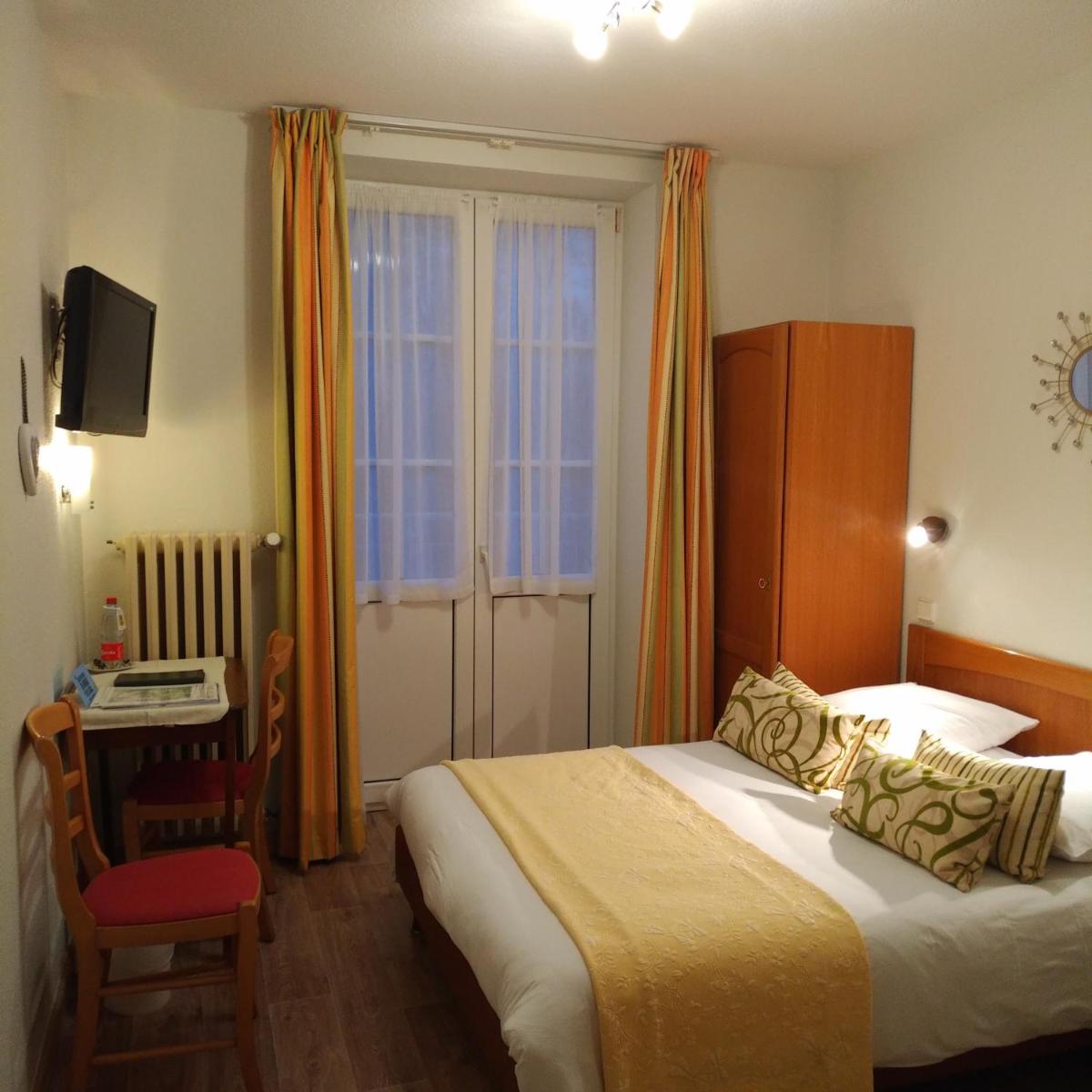 Un ou plusieurs lits dans un hébergement de l'établissement Logis Hôtel Notre-Dame - restaurant ouvert midi et soir sauf dimanche soir