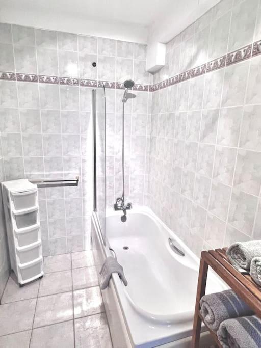 King-sized Studio, 6th floor + lift, Regent’s Park - Housity