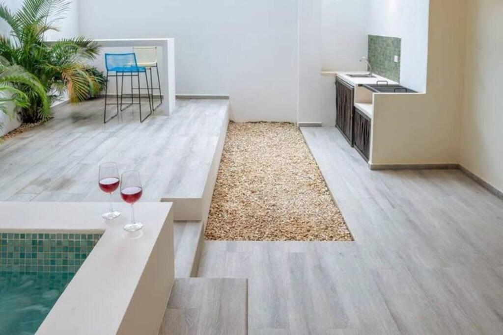 Spacious Studio Apartment with Private Pool - Hizvo