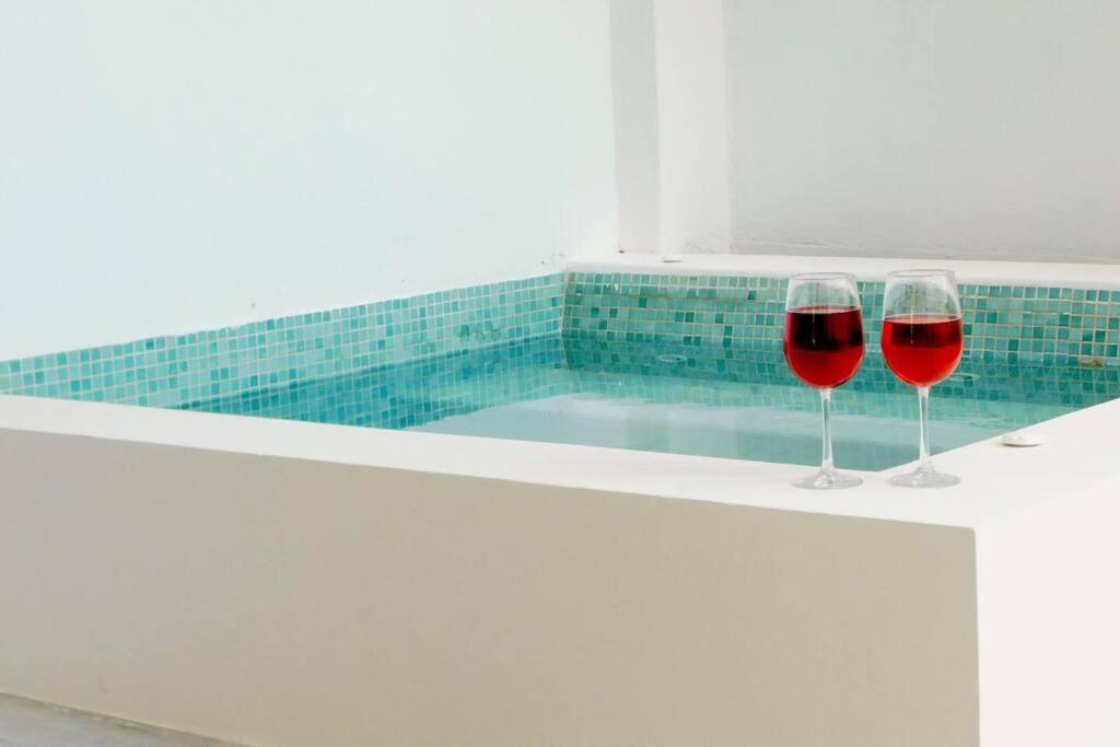 Spacious Studio Apartment with Private Pool - Hizvo