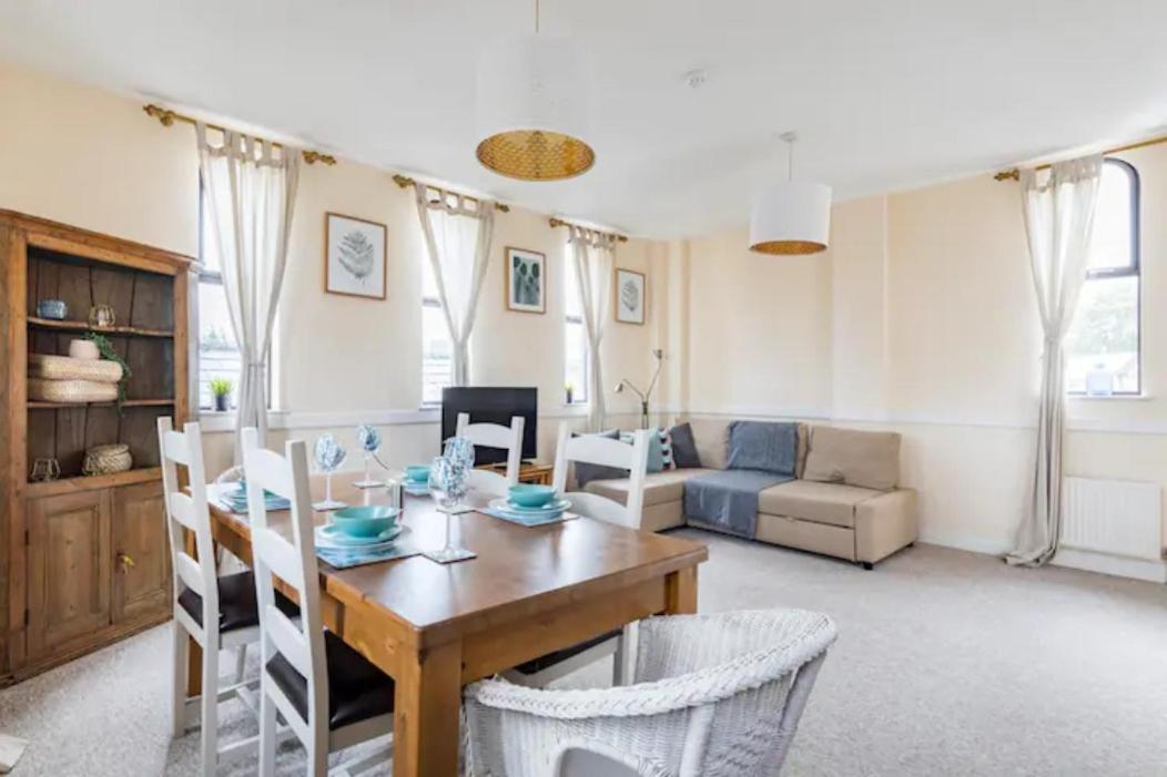 Family and Contactors HS2 by O&J J Real Estate - Housity