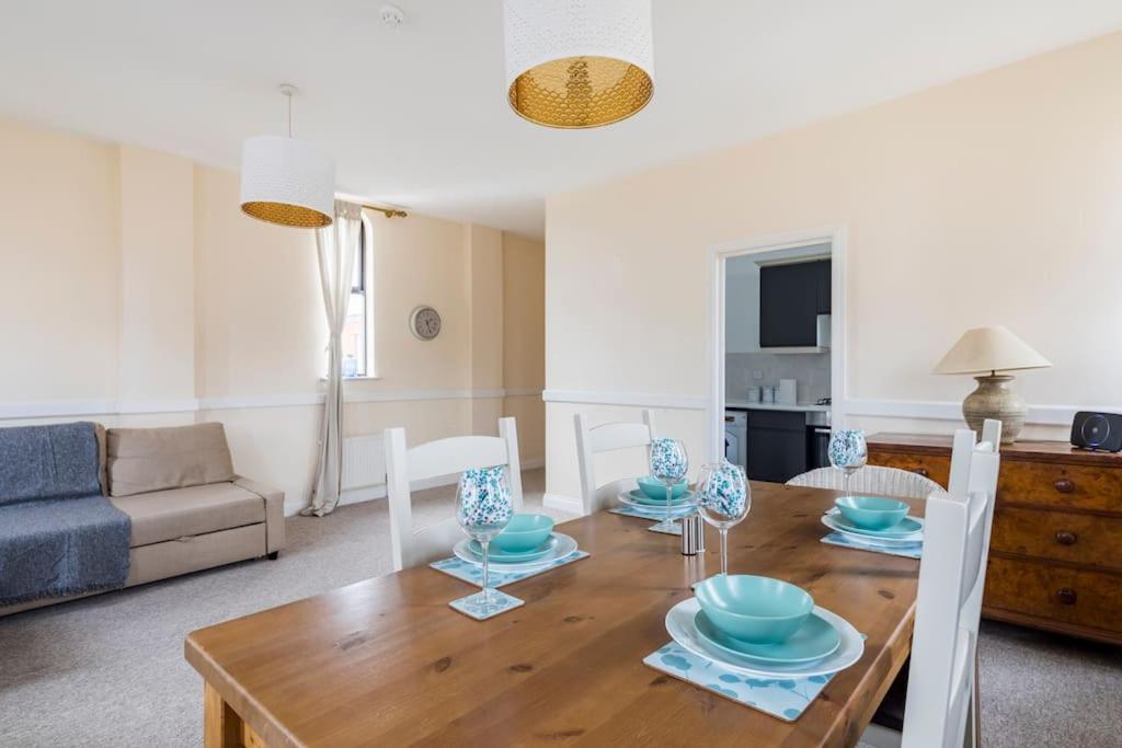 Family and Contactors HS2 by O&J J Real Estate - Housity