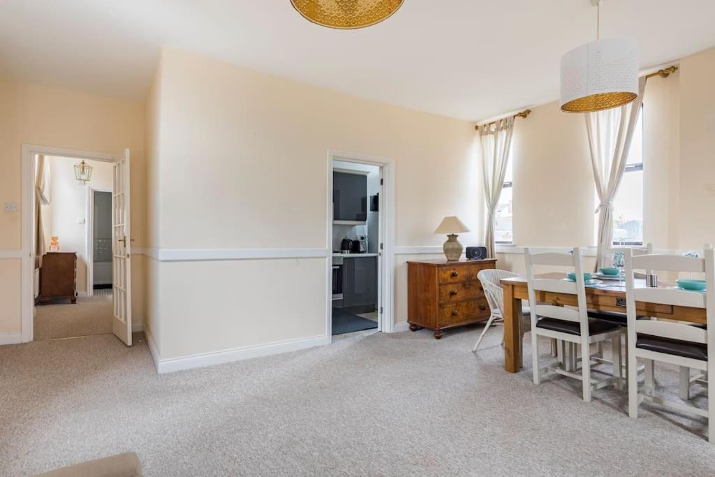 Family and Contactors HS2 by O&J J Real Estate - Housity