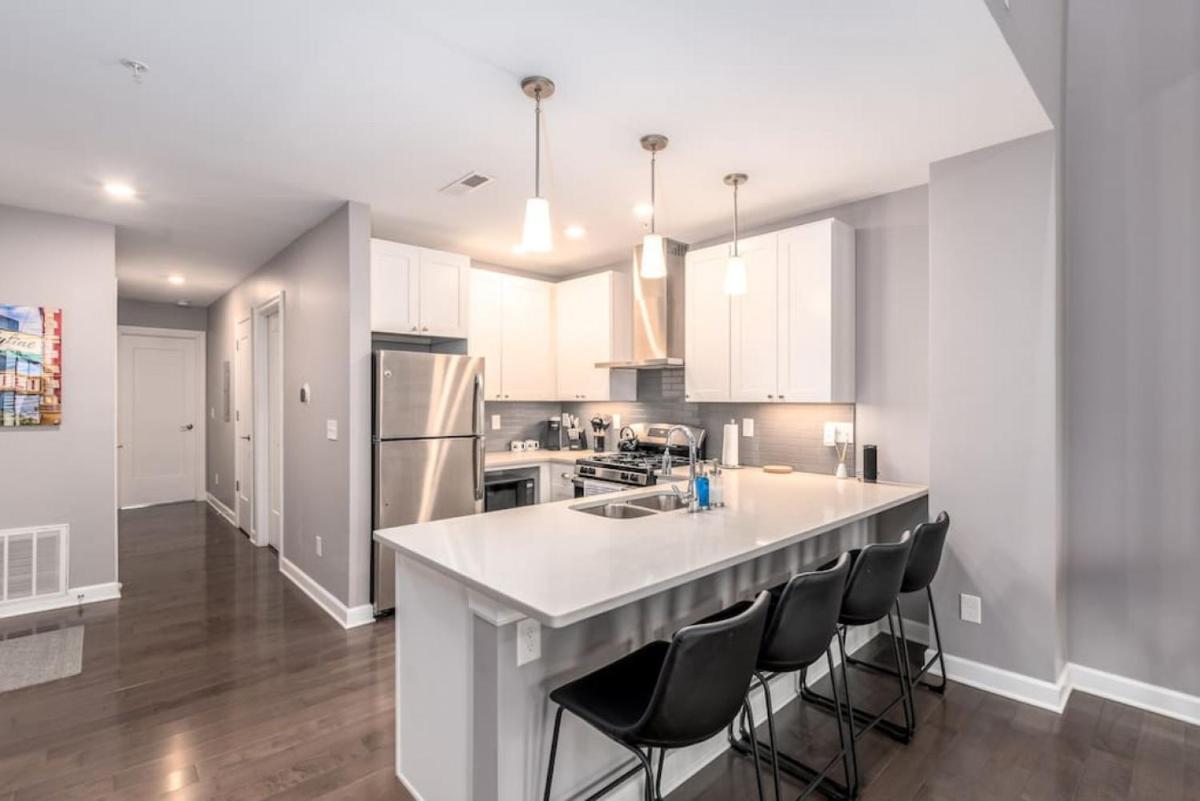 Soaring 2-Bedroom Parkside Loft Walkable to it All - Housity