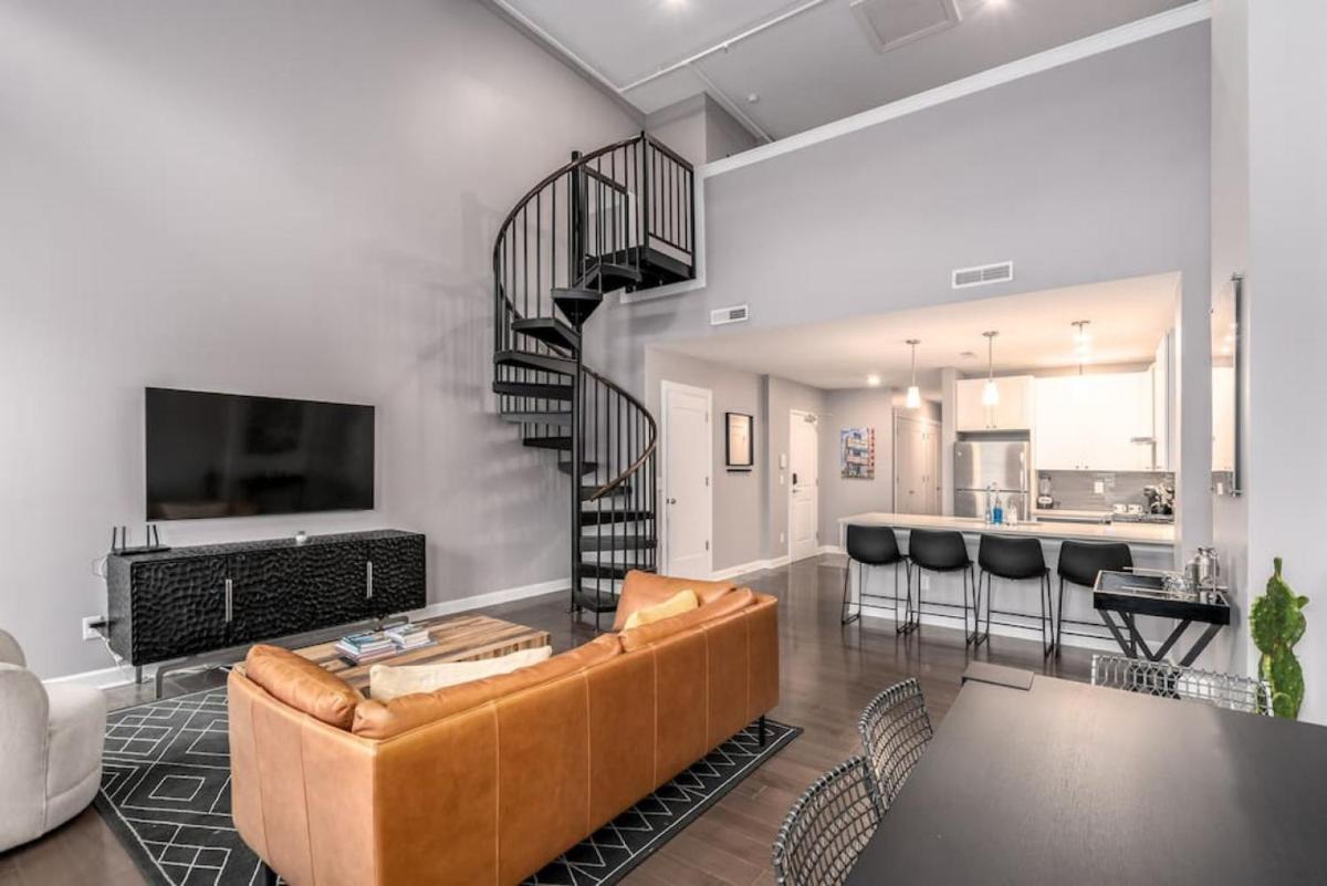 Soaring 2-Bedroom Parkside Loft Walkable to it All - Housity