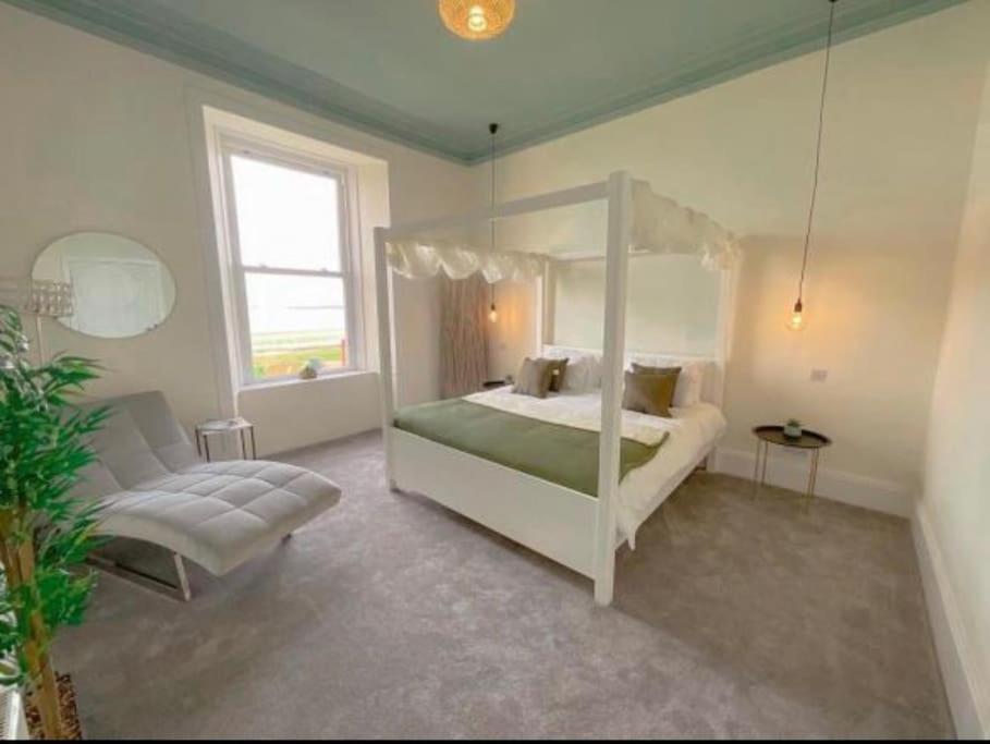 Trafalgar House - Beach Front - Coorie Doon - Housity
