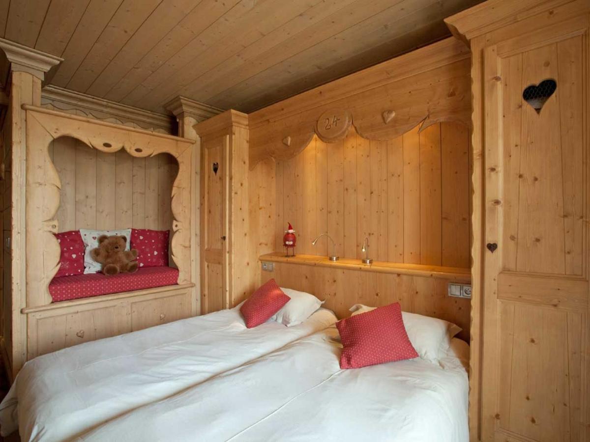 - une chambre avec un lit doté d'un ours en peluche dans l'établissement Le Paquis, à Tignes