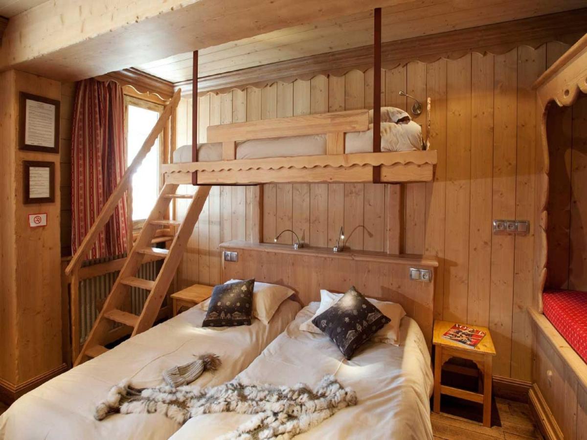 une chambre avec deux lits superposés et une échelle dans l'établissement Le Paquis, à Tignes