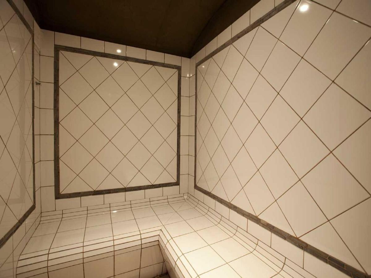 La salle de bains est pourvue de carrelage blanc et d'une grande fenêtre. dans l'établissement Le Paquis, à Tignes 16 autres photos