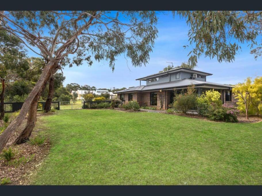 Yellow Gum Family Retreat - With heaps of room for a boat! - Housity