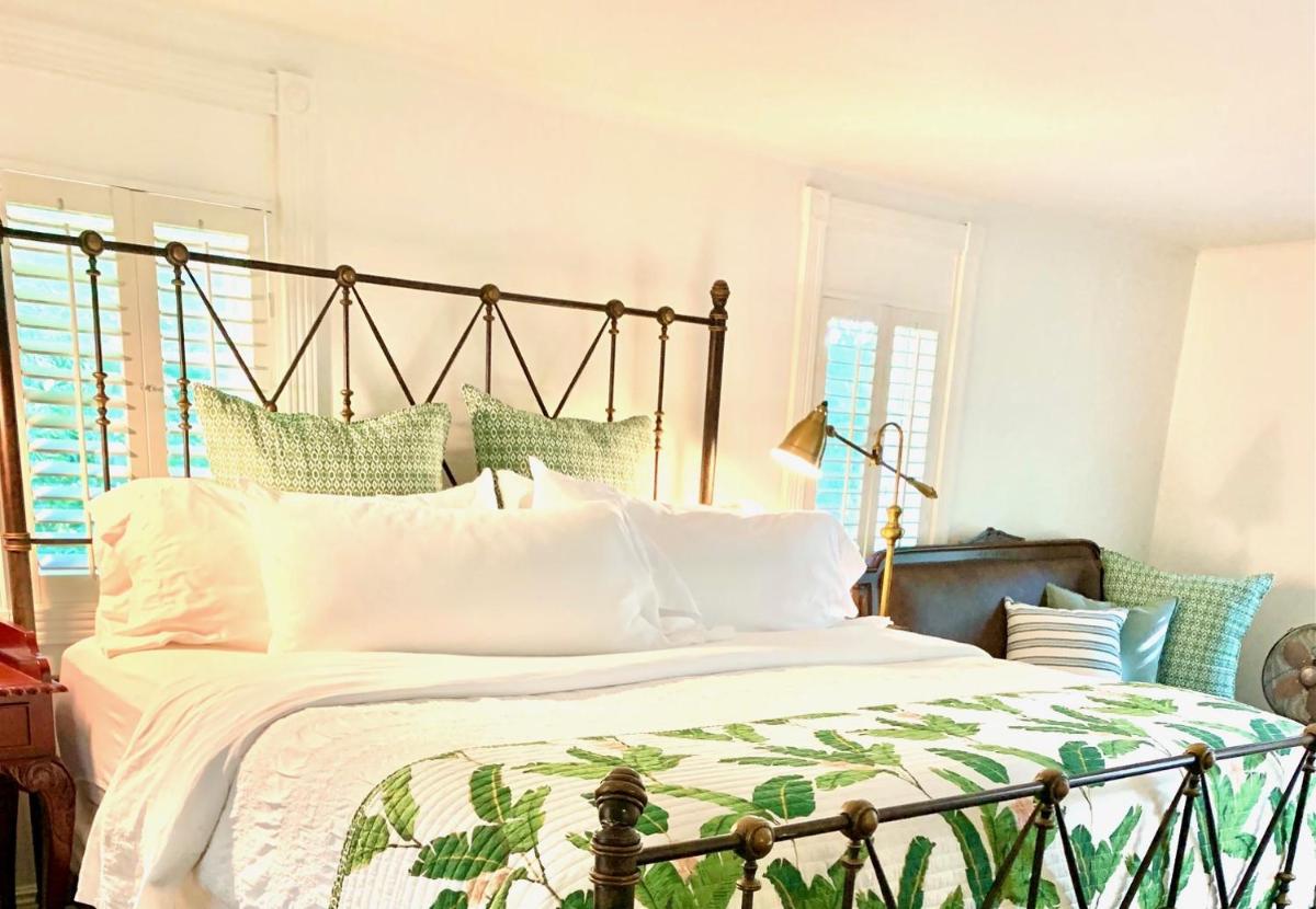 Plantation House Bed & Breakfast - Housity
