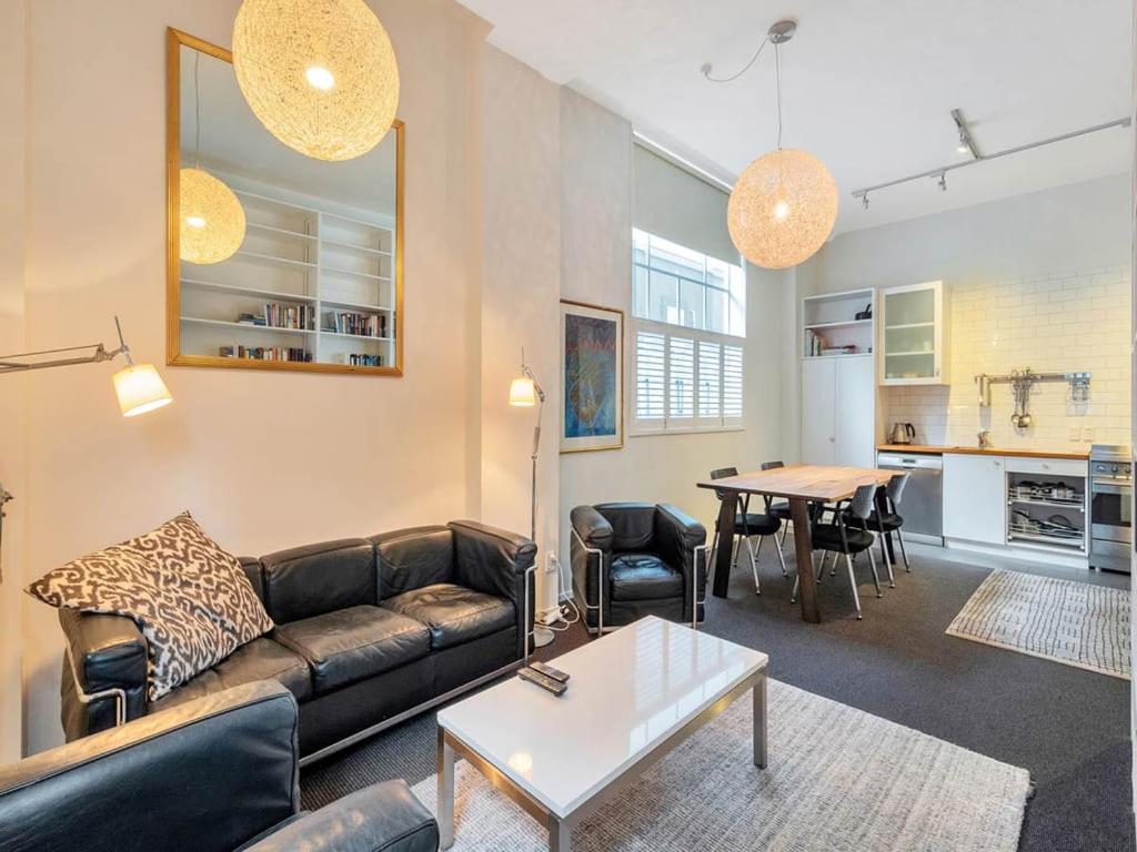 Charming Spacious Two Bedroom in Central CBD - Housity