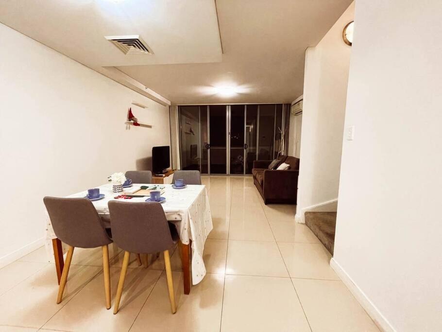 Suitetrails - Lovely Big 2 Beds and Sofa-bed Duplex with free park in Mascot