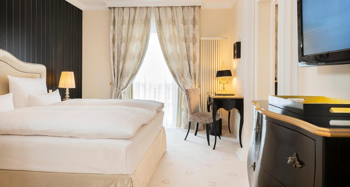 Ein Bett oder Betten in einem Zimmer der Unterkunft Victor's Residenz-Hotel Schloss Berg