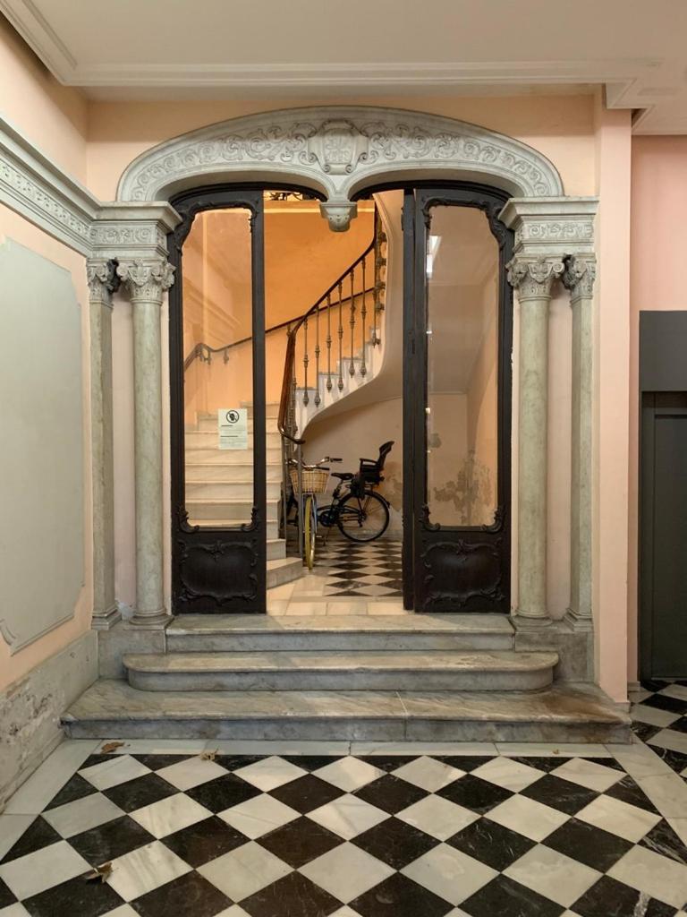 Nice spacious room, private en-suite bathroom view on La Rambla! Partly shared apartment - Housity