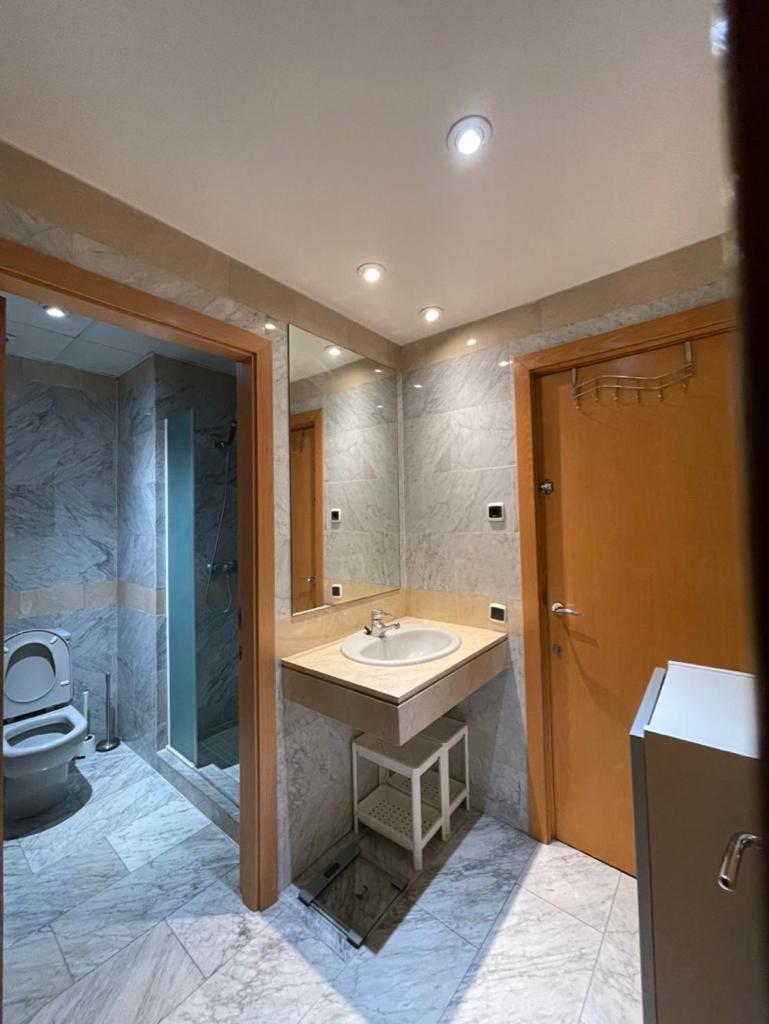 Nice spacious room, private en-suite bathroom view on La Rambla! Partly shared apartment - Housity