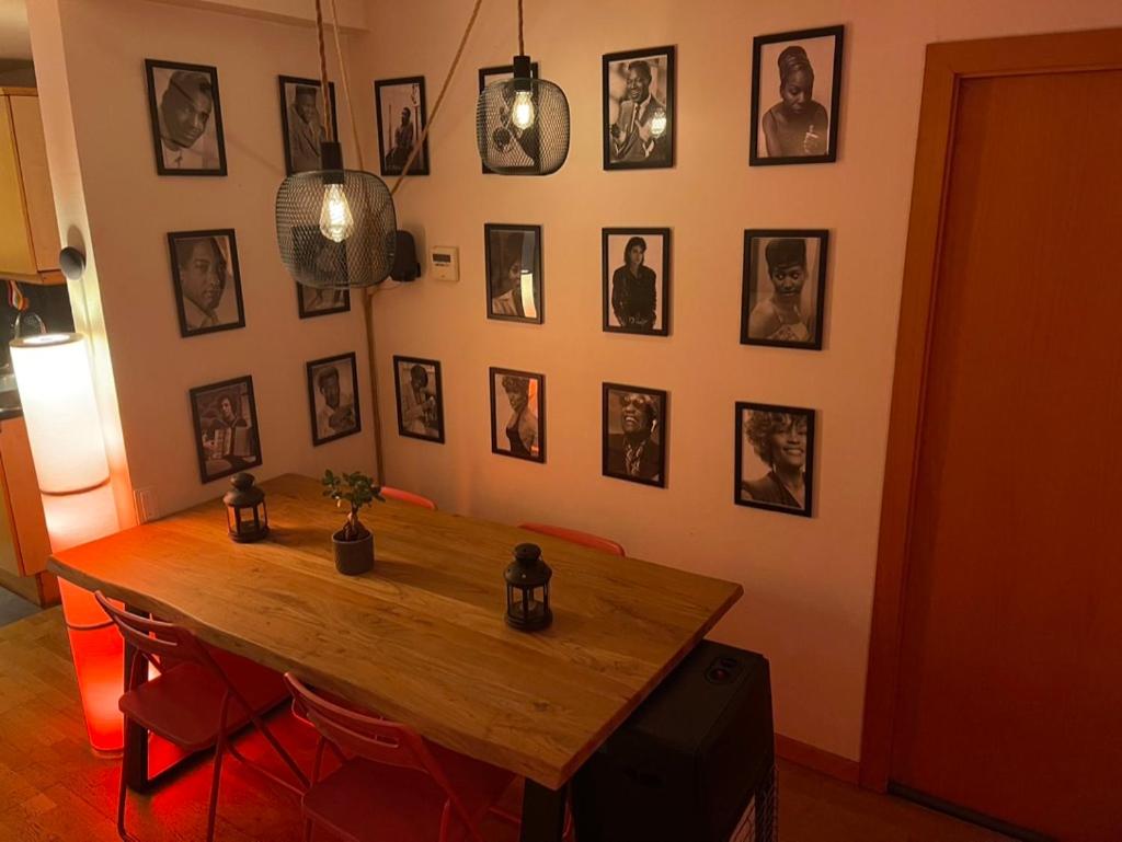 Nice spacious room, private en-suite bathroom view on La Rambla! Partly shared apartment - Housity