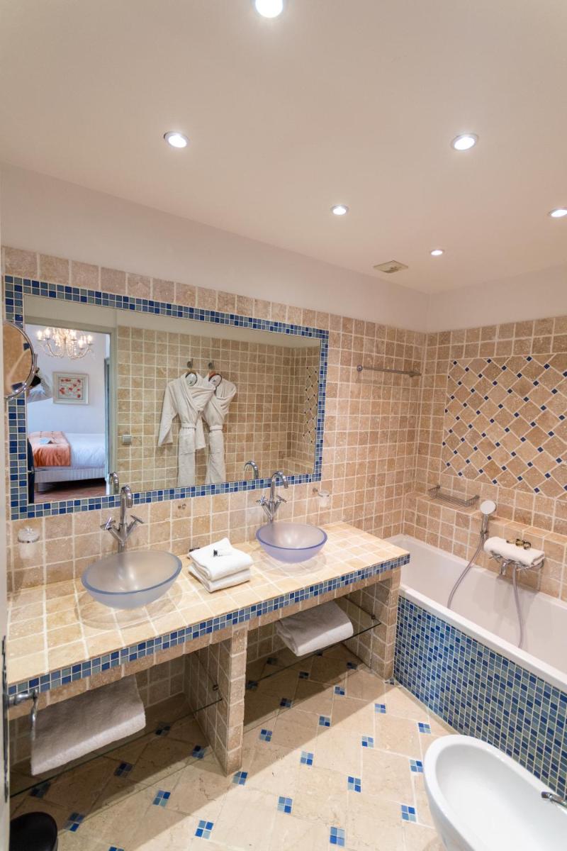 Salle de bains dans l'établissement Le Domaine Du Colombier