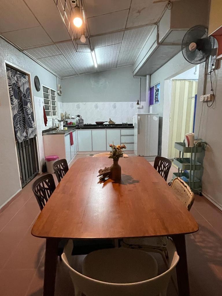 Roomstay Rumah Pintu Kuning - Housity