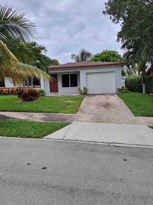 Beautiful, quiet & cozy home near Lake Worth Beach - Housity