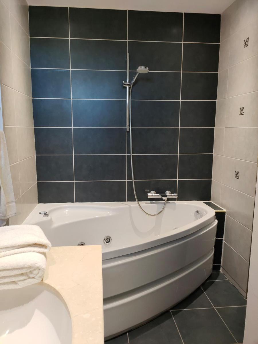 Salle de bains dans l'établissement Demeures & Châteaux Hôtel Domaine le Clos des Fontaines