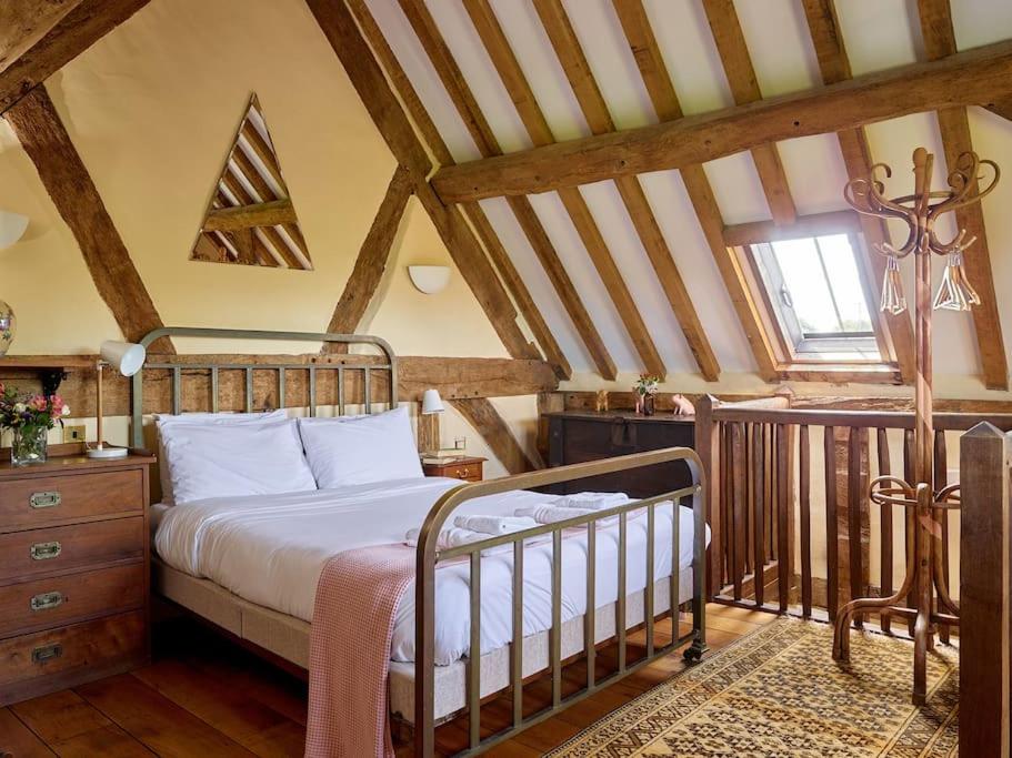 Beautiful farmhouse near Abergavenny - Sleeps 6-26 - Housity