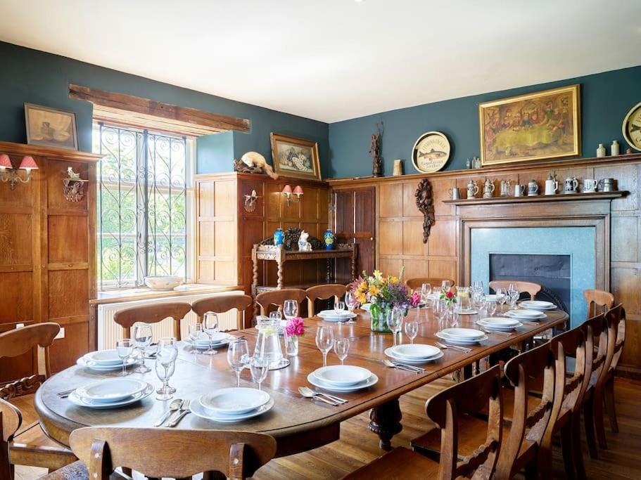 Beautiful farmhouse near Abergavenny - Sleeps 6-26 - Housity