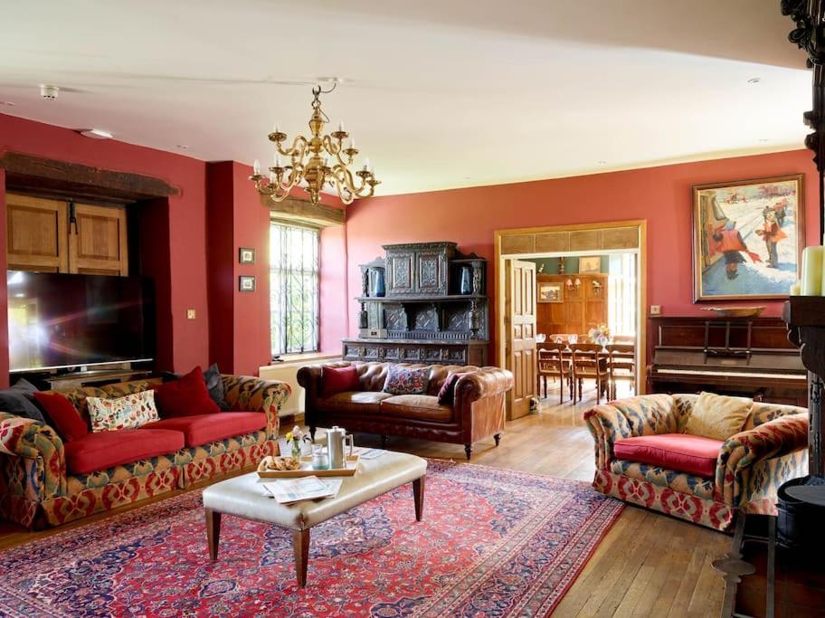 Beautiful farmhouse near Abergavenny - Sleeps 6-26 - Housity