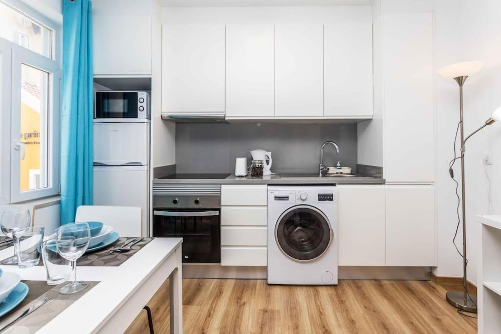 BRANDNEW Designer's 2-bed Apartment Lisbon 1011D - Housity