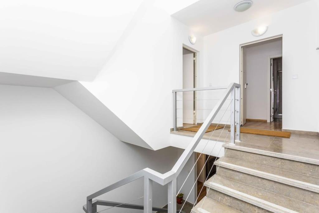 BRANDNEW Designer's 2-bed Apartment Lisbon 1011D - Housity