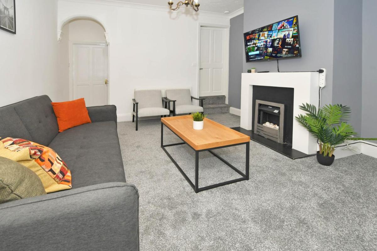 Victoria House by YourStays, City Centre, free parking, sleeps 6 - Housity