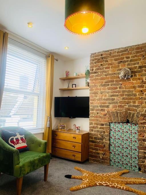 Suitetrails - Funky 2 Bedroom Apartment In Town Centre