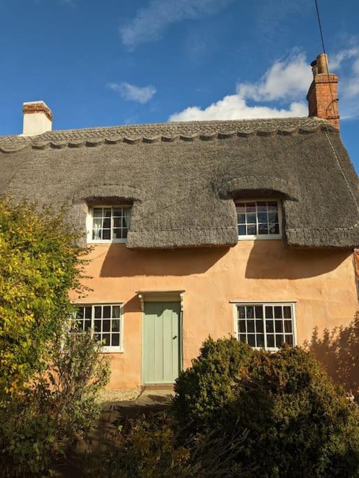 Charming English Country Cottage - Housity