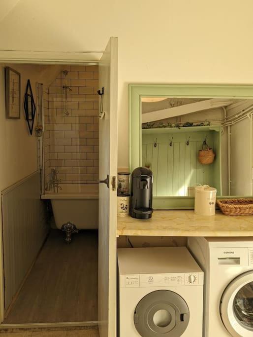 Charming English Country Cottage - Housity