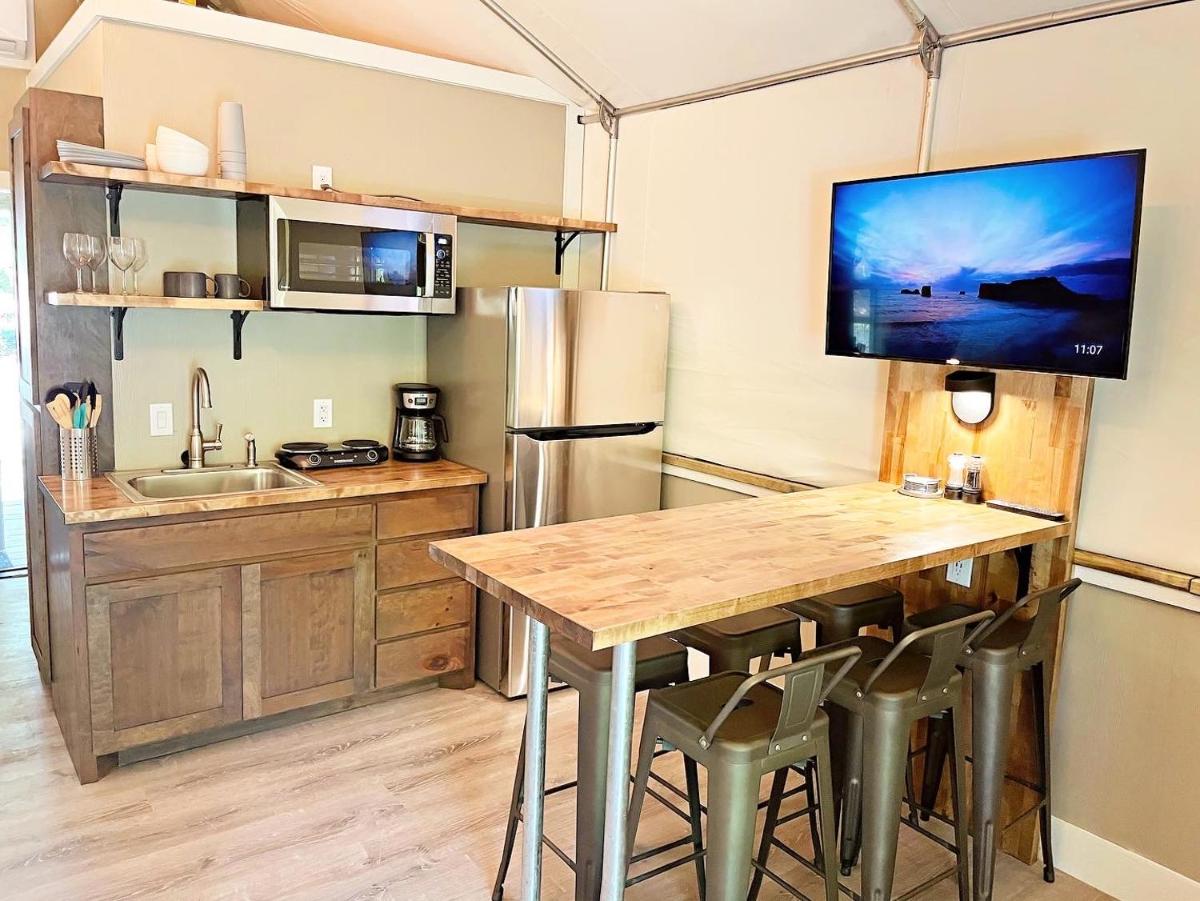 Son's Geronimo #11 Brand new waterfront Cabin with many amenities - Housity
