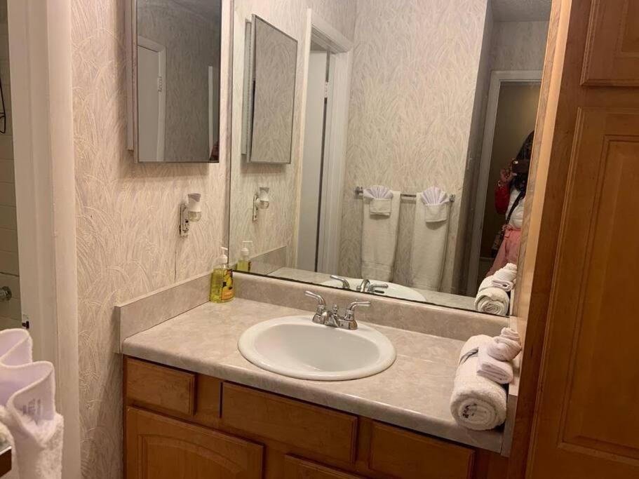 #2BR Cozy Villa - Mins to Historic STM Amusement Park! - Housity