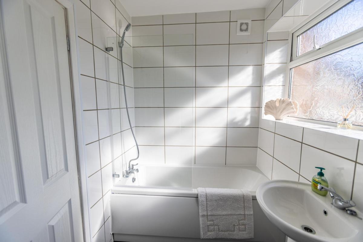 Modern & Cosy Semi-Detached House close to UHCW & M6 - Sleeps 7! - Housity