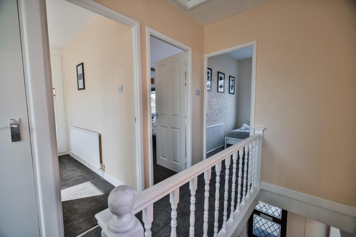 Modern & Cosy Semi-Detached House close to UHCW & M6 - Sleeps 7! - Housity