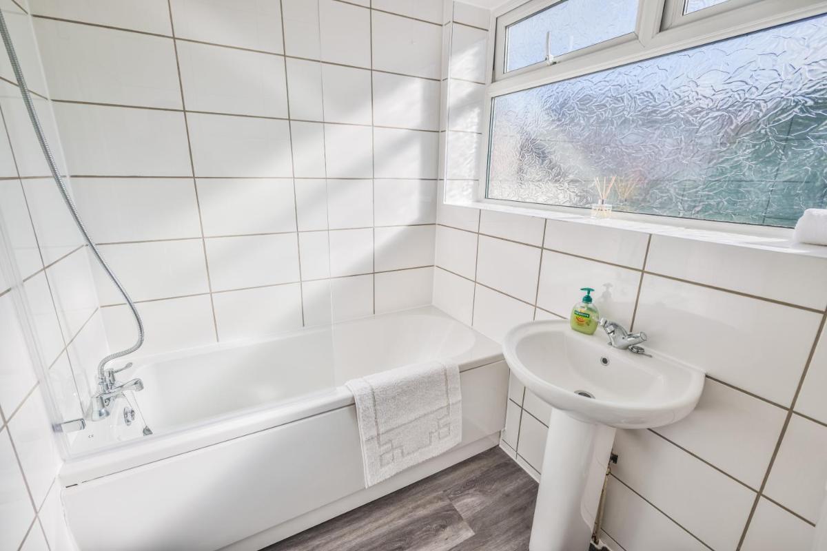 Modern & Cosy Semi-Detached House close to UHCW & M6 - Sleeps 7! - Housity