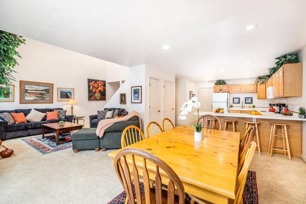 Cottonwood Canyon Basecamp Retreat - 5 Bathrooms - Housity