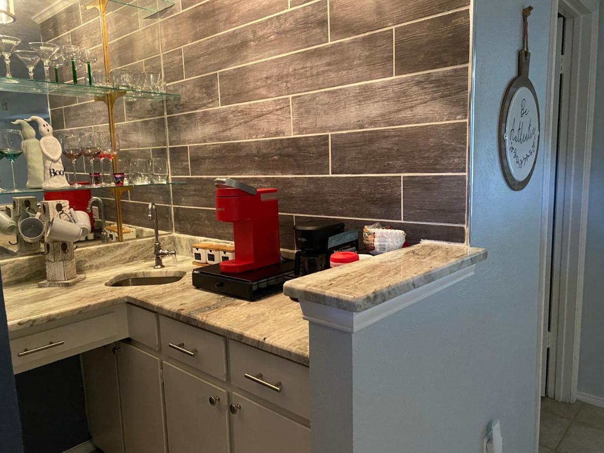 Lovely 2 bed Condo with pool and lake nearby - Housity