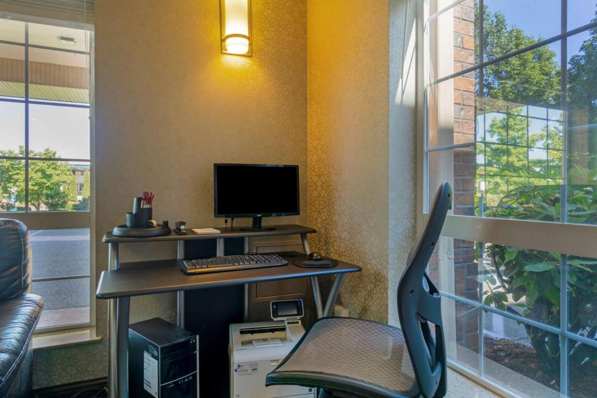 Best Western Plus Park Place Inn & Suites - Housity