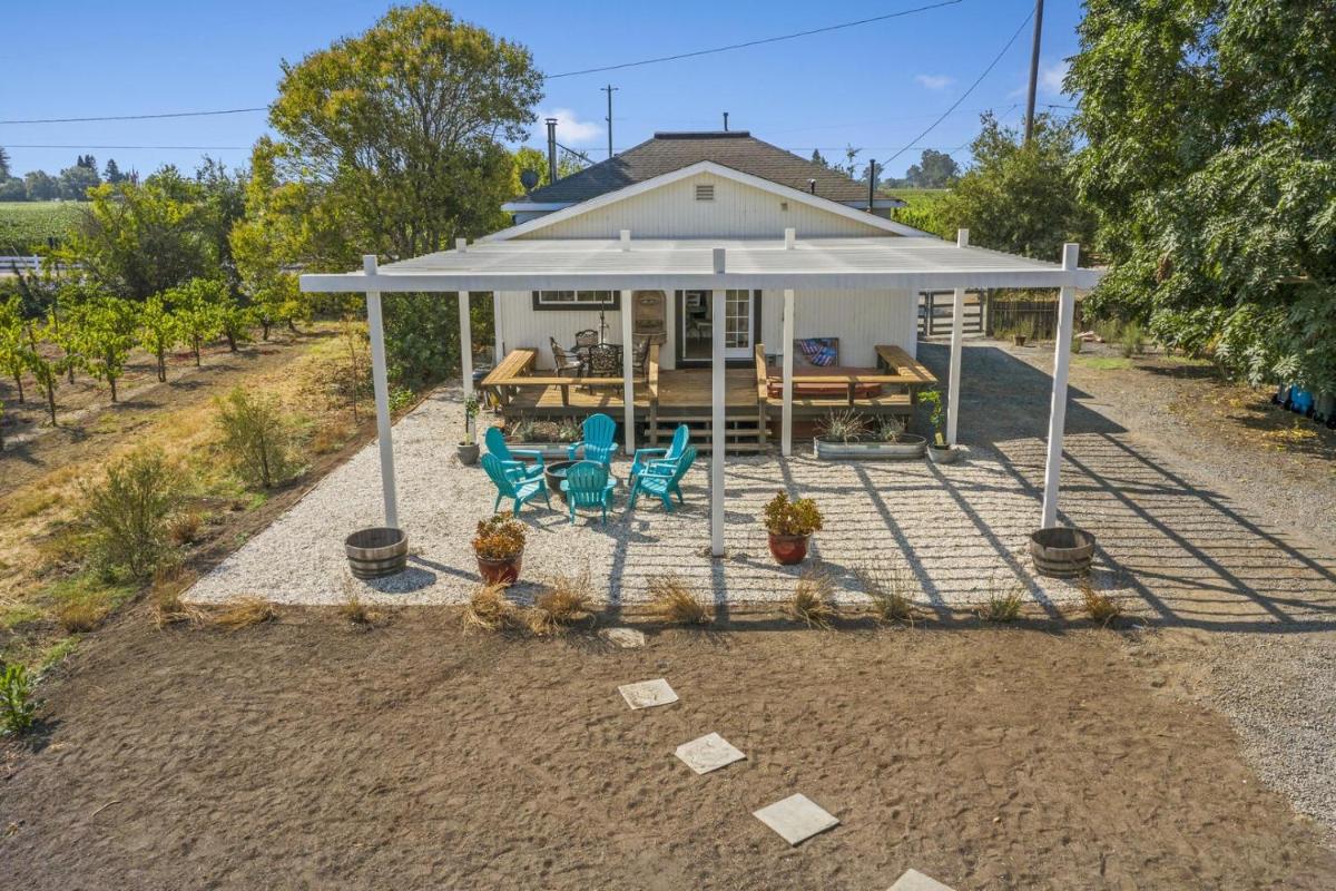 Wine Country Cottage, 2bd 1ba Healdsburg, SPA, Fire pit, WiFi cottage - Housity